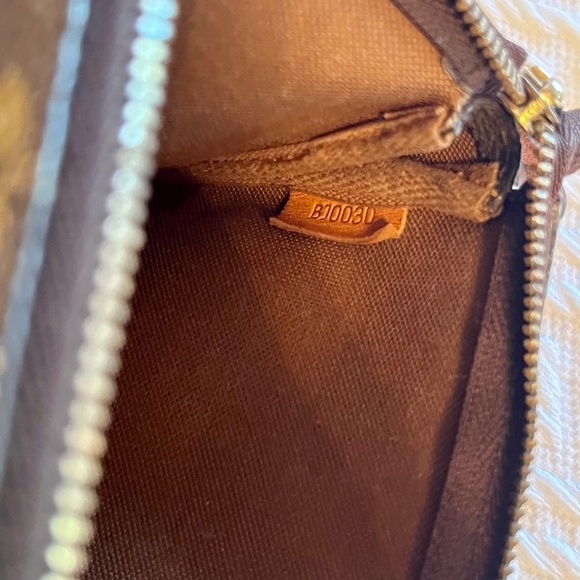 Louis Vuitton Pochette Accessories Bag with extra chain strap - Picture 10 of 15